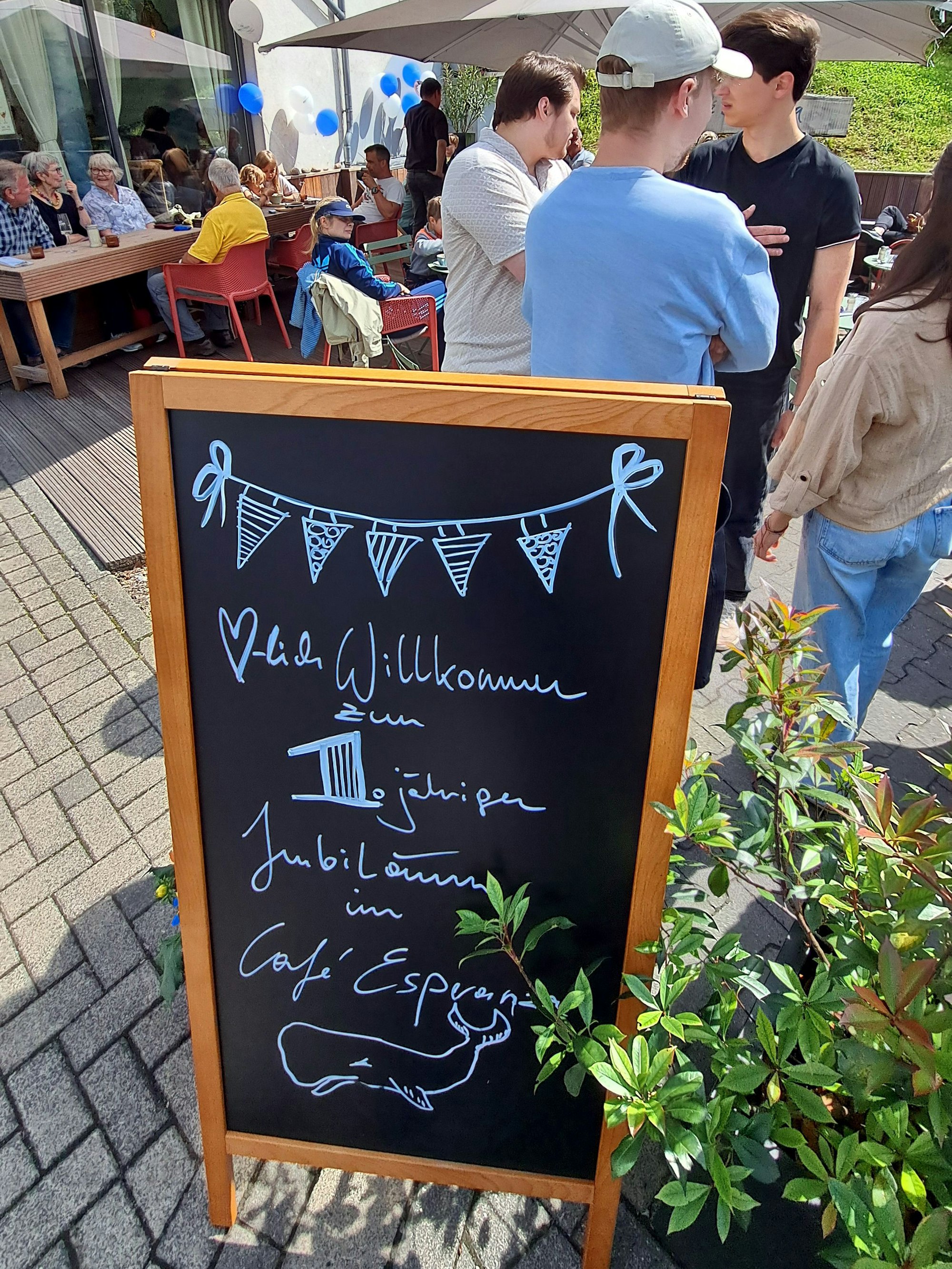 Ein Aufsteller steht am Café Esperanza am Halfenhof in Rösrath-Forsbach.