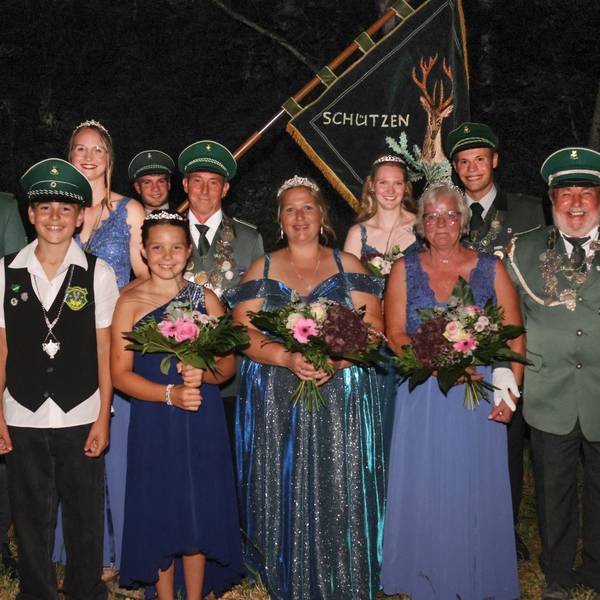 Strahlende Gesichter bei den neuen Majestäten nach der Krönung in Heidberg.