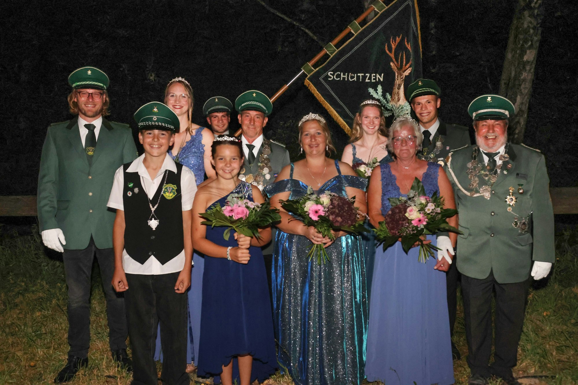 Strahlende Gesichter bei den neuen Majestäten nach der Krönung in Heidberg.