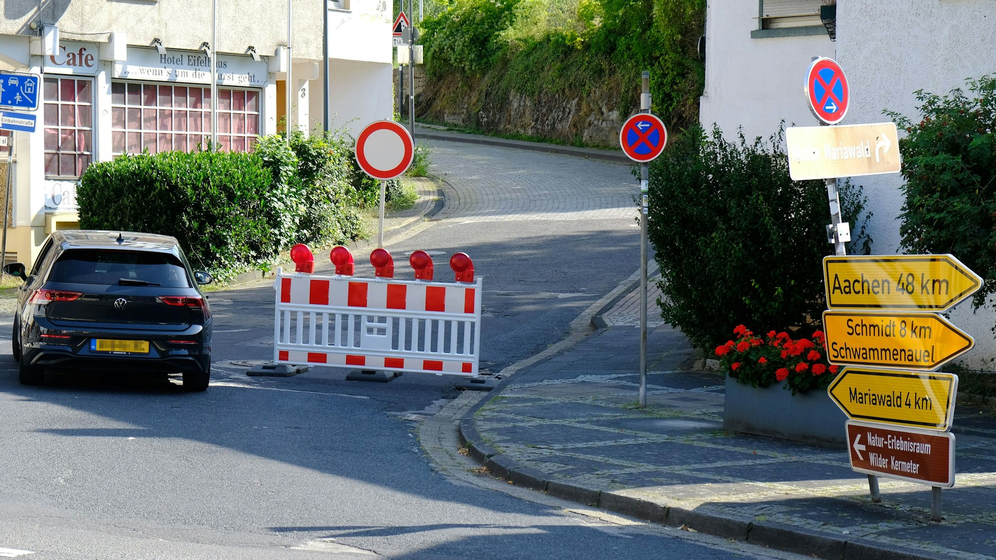 In Heimbach ist die Mariawalder Straße wegen Bauarbeiten abgesperrt. Ein VW Golf mit niederländischen Kennzeichen fährt an der Absperrung vorbei.