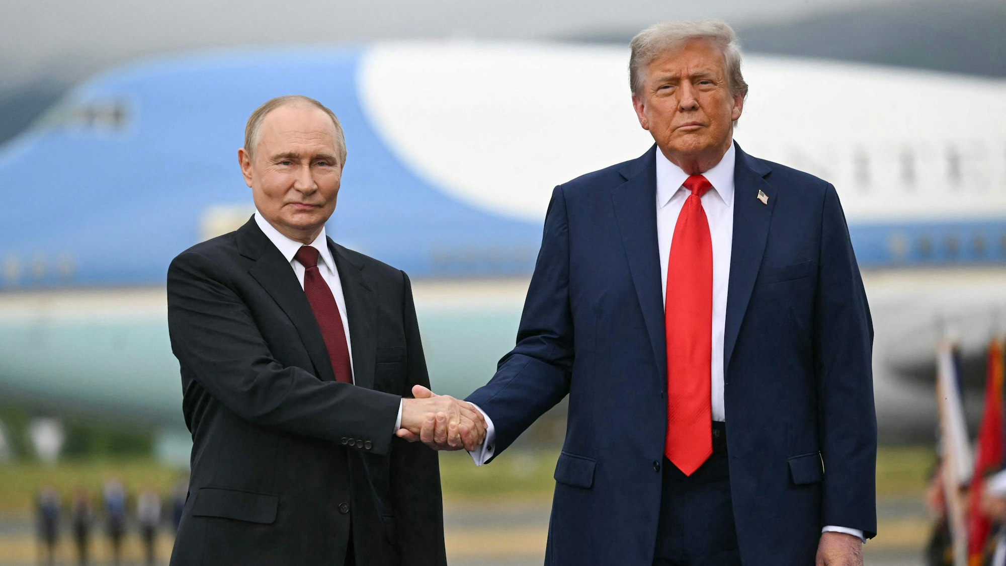 US-Präsident Donald Trump beim Handschlag mit Wladimir Putin in Anchorage.