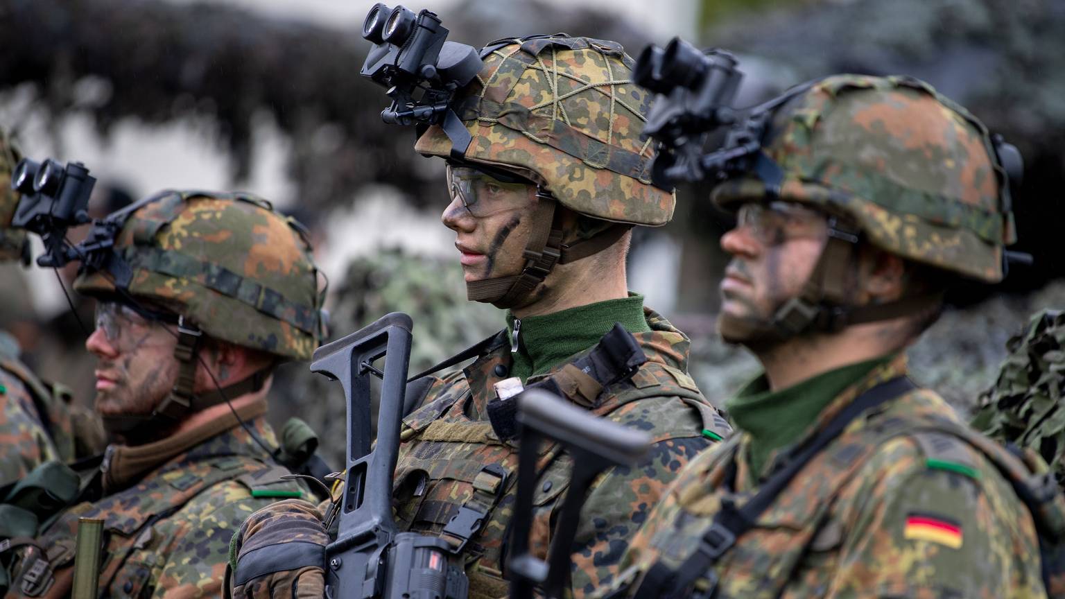 Deutsche Soldaten der Enhanced Forward Presence (eFP) Battle Group in voller Ausrüstung mit Nachtsichtgeräten auf den Helmen warten auf den Besuch der deutschen Verteidigungsministerin.