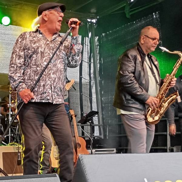 Das Foto zeigt Musiker auf der Bühne.