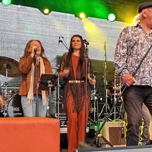 Das Foto zeigt Musiker auf der Bühne.