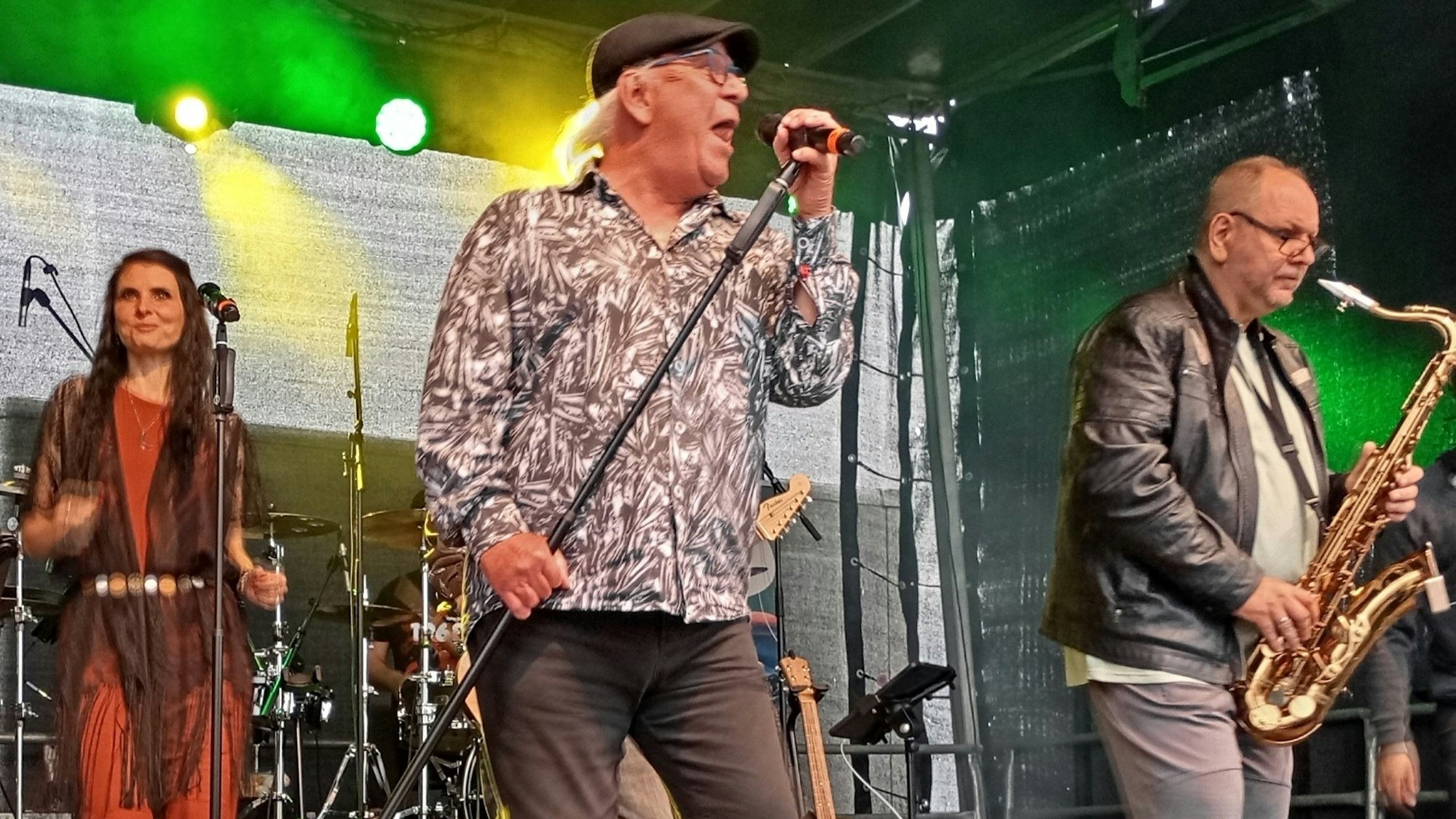 Das Foto zeigt Musiker auf der Bühne.