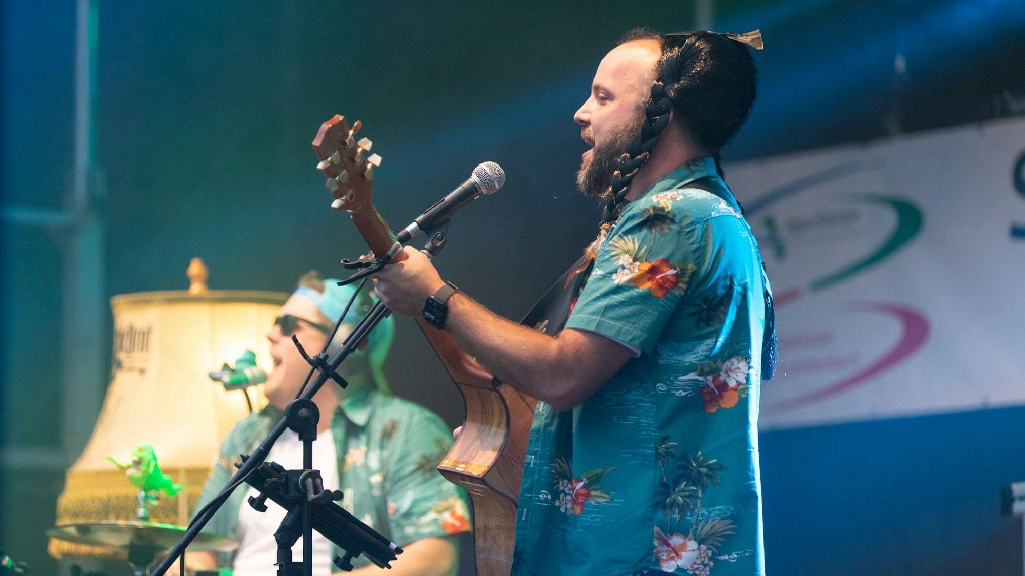 Ein Musiker auf der Bühne.