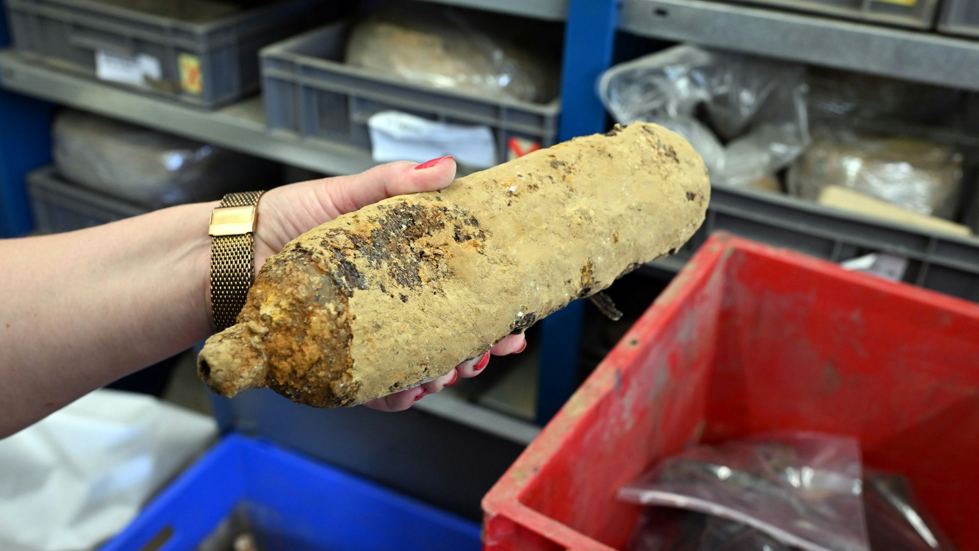 Das Foto zeigt ein Trümmerteil eines Weltkriegsbombers.