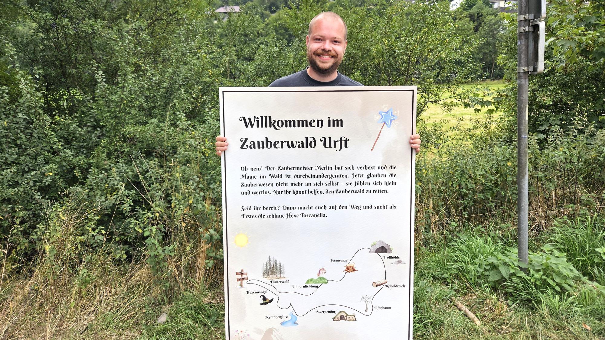 Fabian Nowald hält vor sich eines der Schilder.