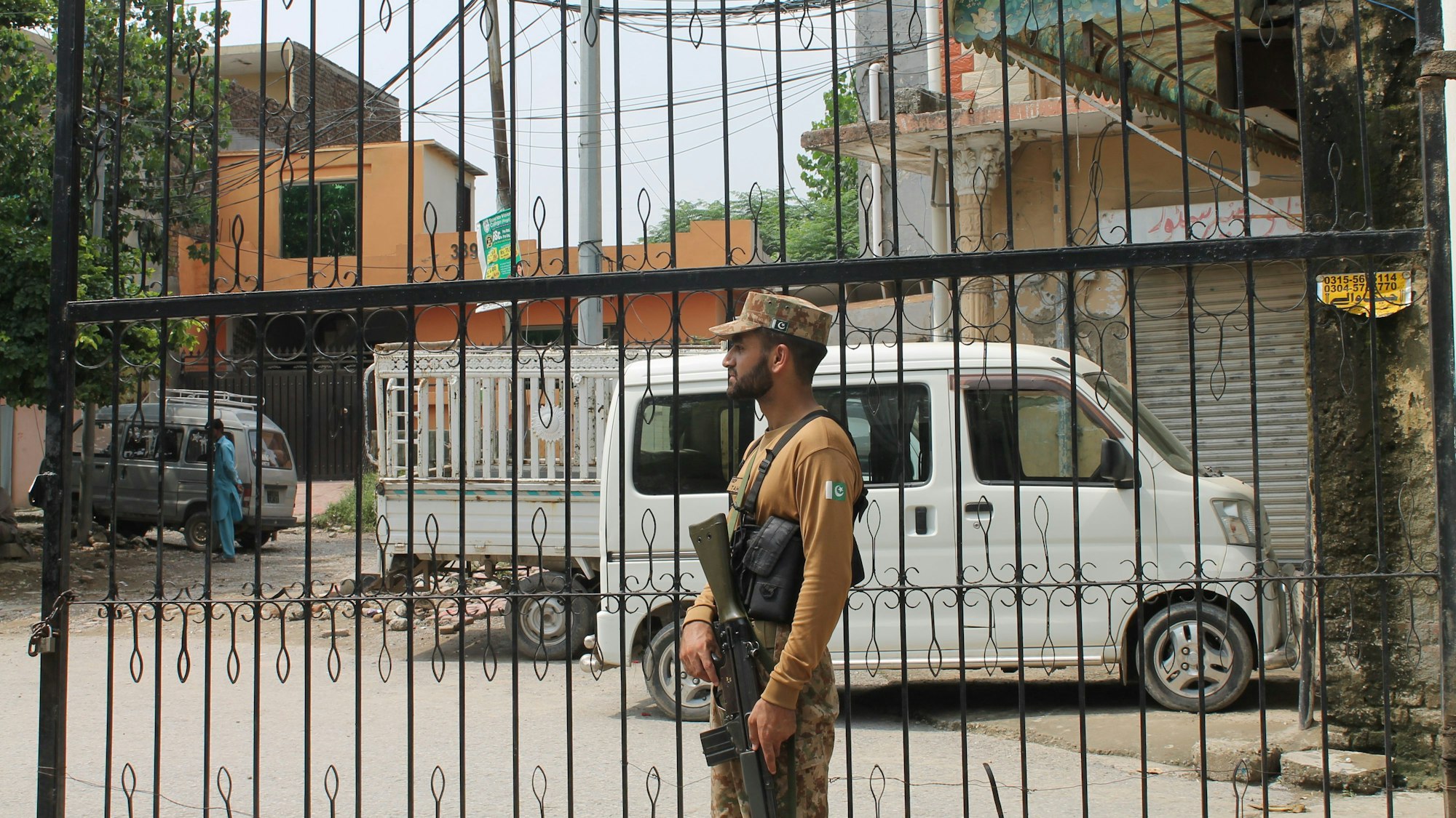 20.02.2025, Pakistan, Islamabad: Ein Wachmann steht vor dem Haji-Abschiebezentrum in der pakistanischen Hauptstadt. Zahlreiche Afghanen aus dem deutschen Aufnahmeprogramm befinden sich seit einigen Tagen im Abschiebezentrum. Ihnen droht die Abschiebung in ihre Heimat Afghanistan. Foto: Nabila Lalee/dpa +++ dpa-Bildfunk +++