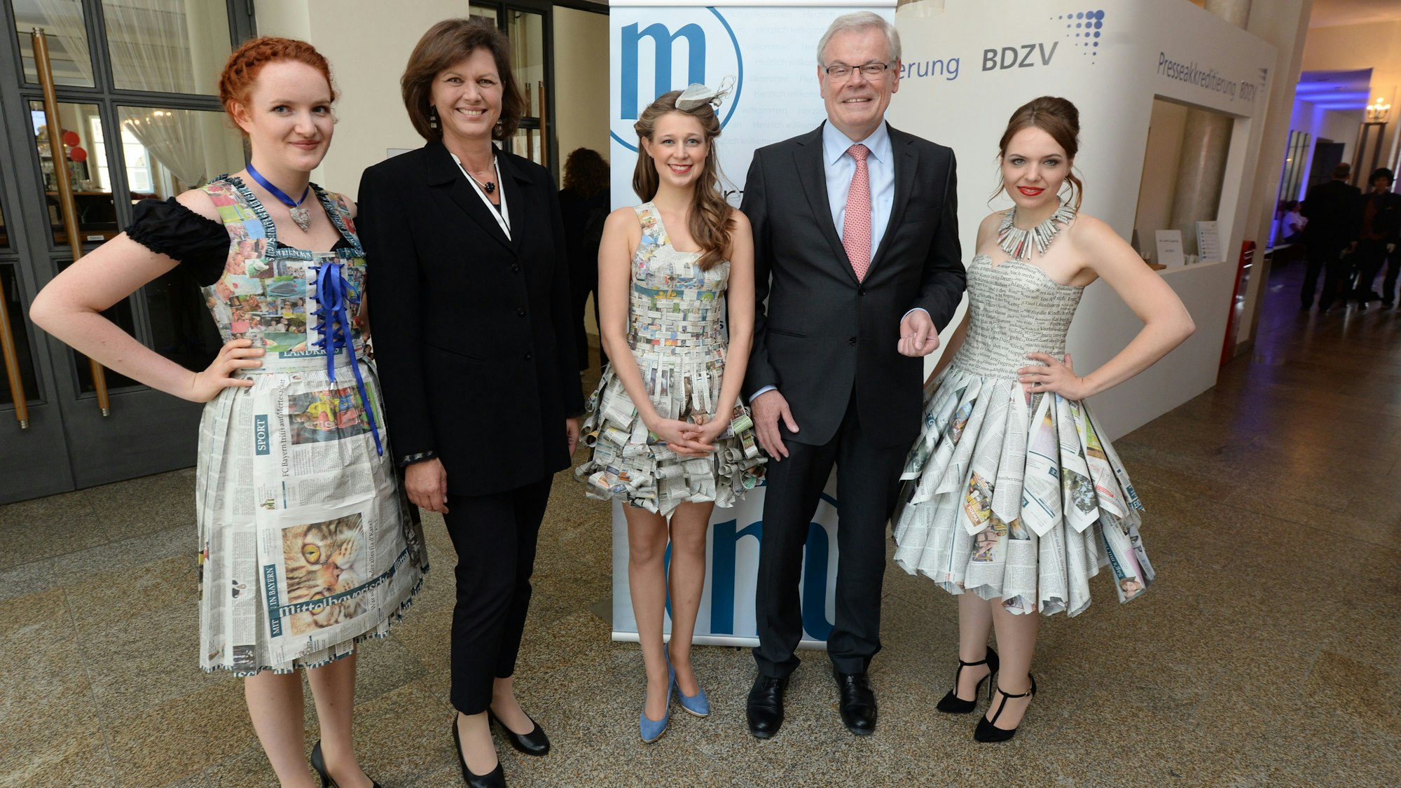 BDZV-Zeitungskongres 2015. Präsident Helmut Heinen mit der damaligen bayerischen Wirtschaftsministerin (heute Landtagspräsidentin) Ilse Aigner (CSU) und passend gekleideten Damen 2015.