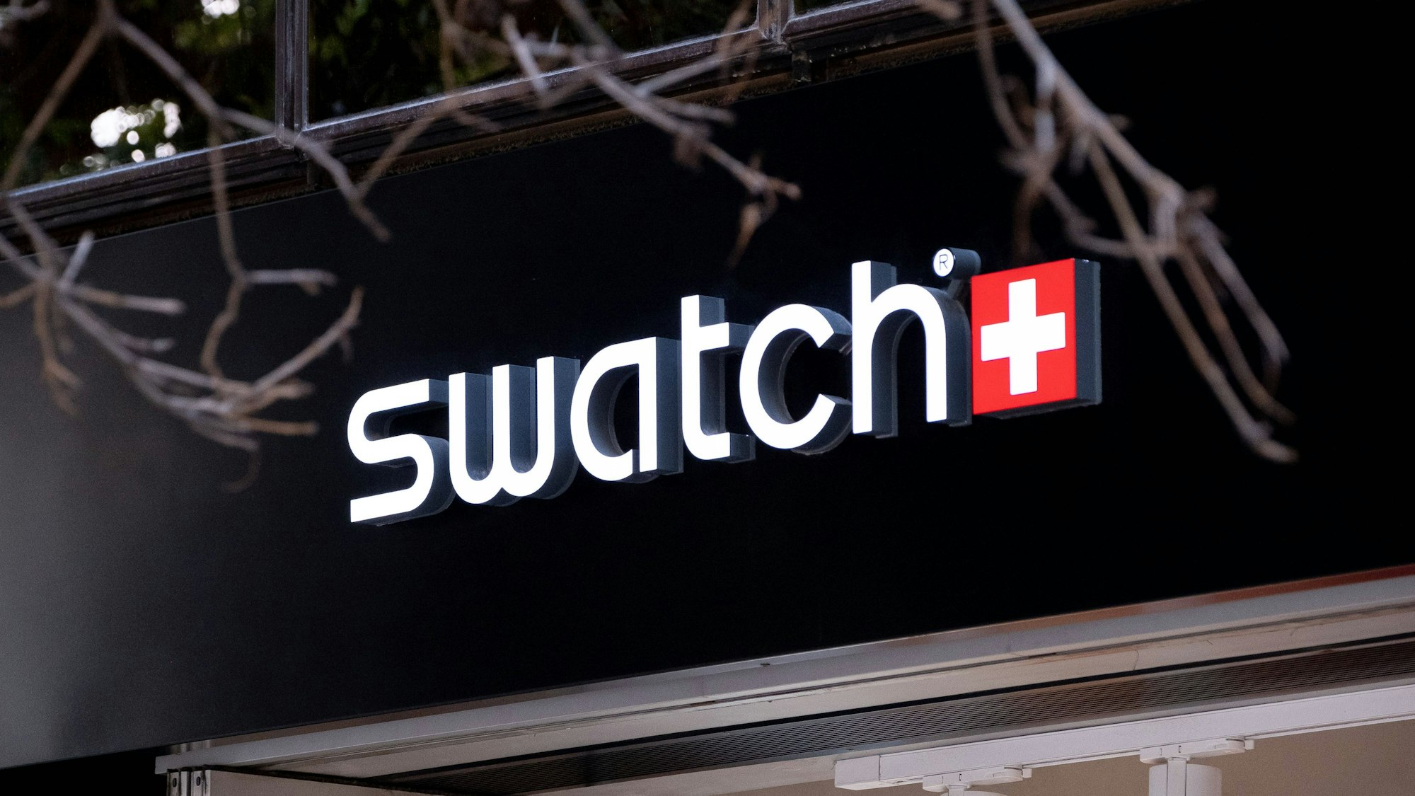 Der Namenszug des Uhrenherstellers Swatch über einem Shop in Athen.