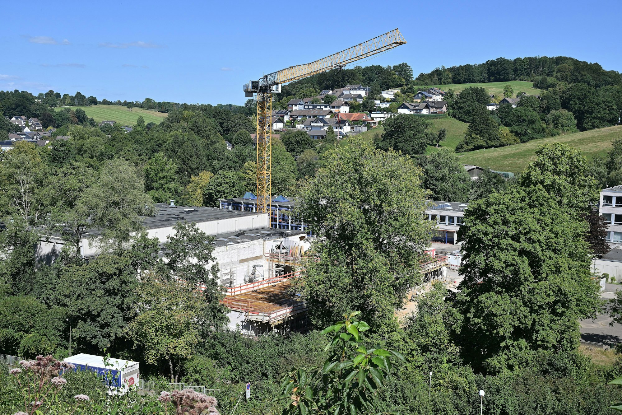 Das Foto zeigt das Schulzentrum Kürten mit dem Großkran