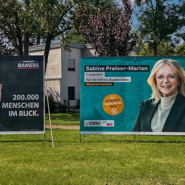 Das Bild zeigt Wahlplakate von Landrat Markus Ramers und Herausforderin Sabine Preiser-Marian.