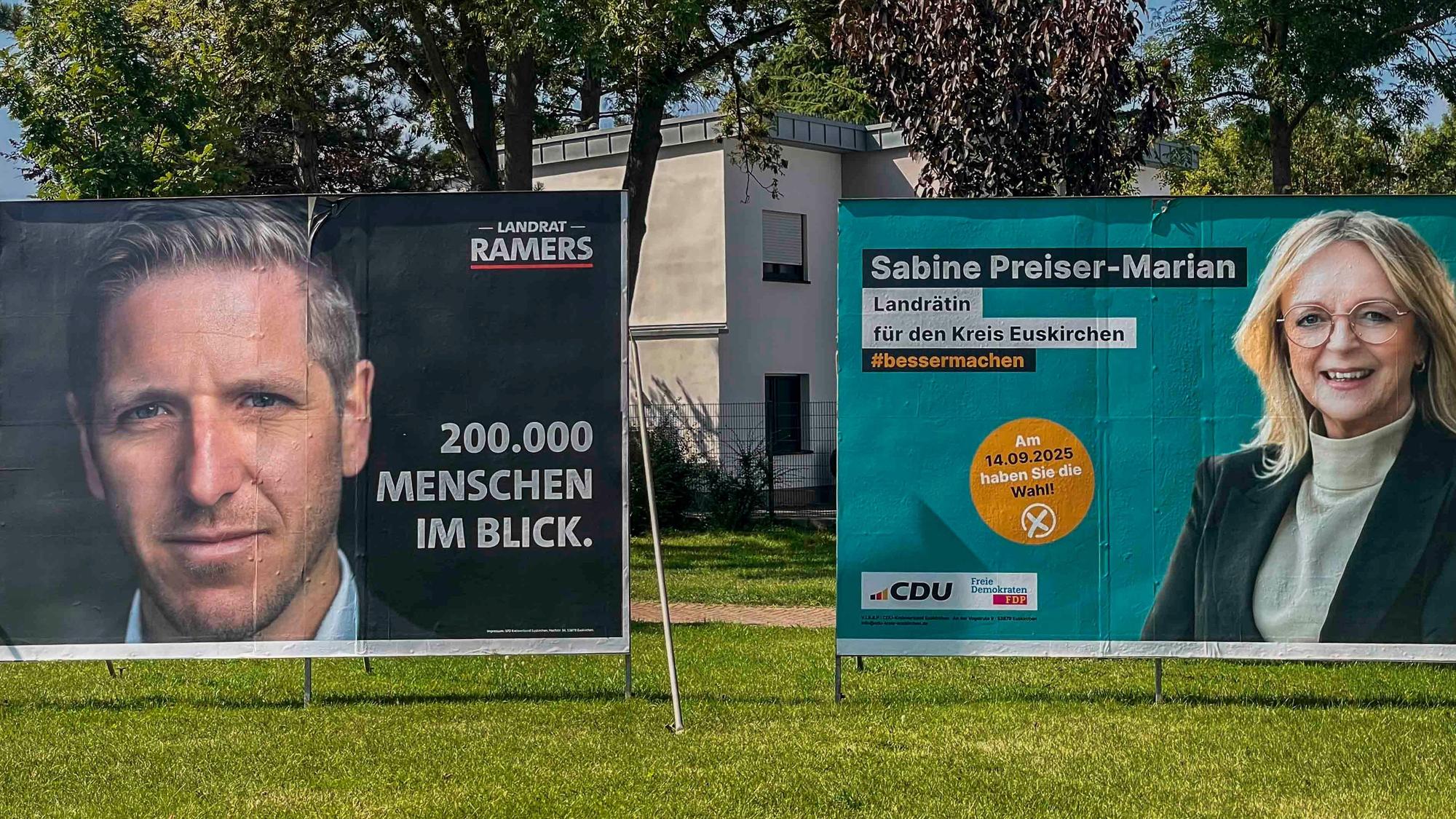 Das Bild zeigt Wahlplakate von Landrat Markus Ramers und Herausforderin Sabine Preiser-Marian.