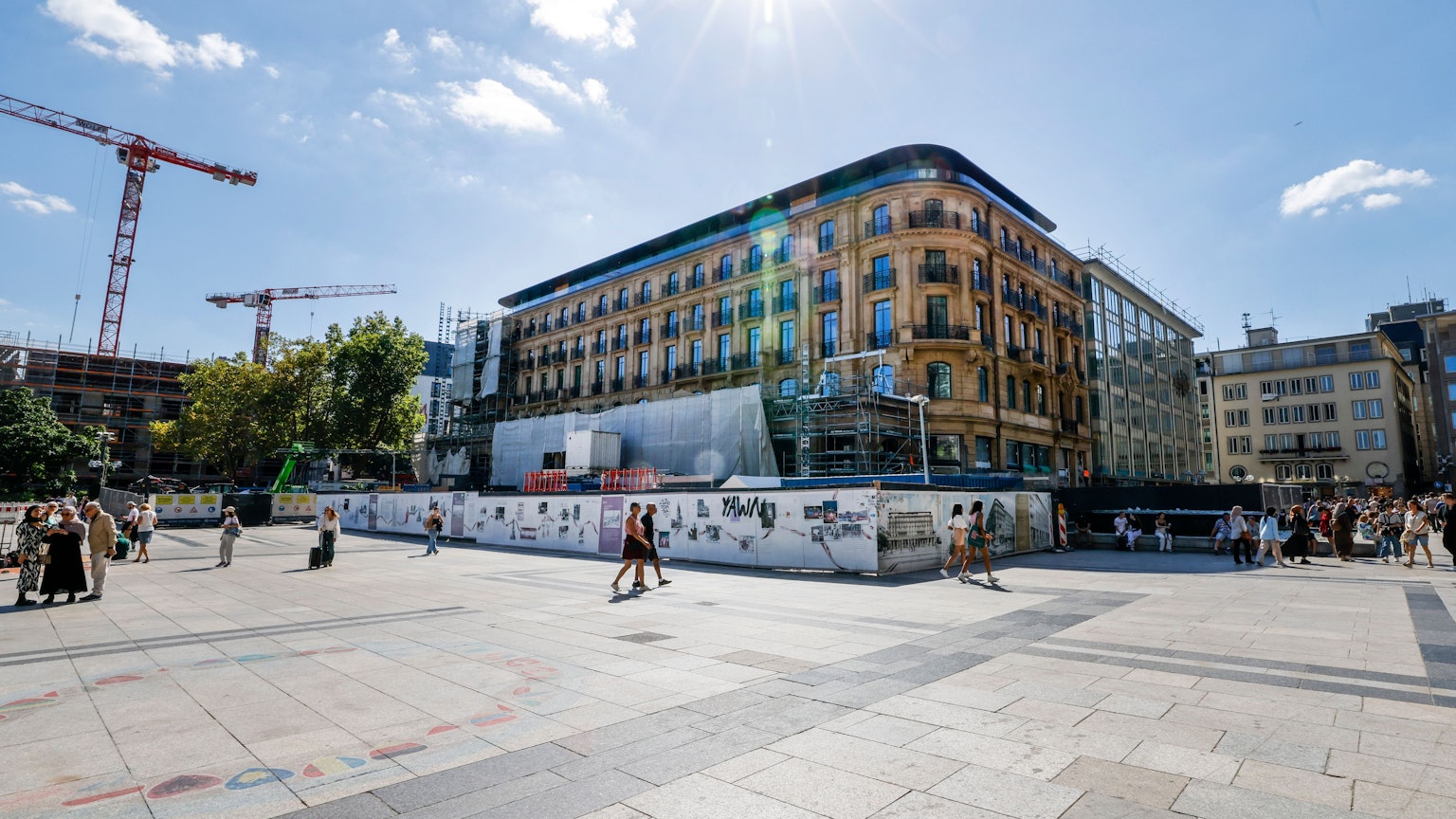 Die denkmalgeschützte Fassade des Dom-Hotels ist seit diesem Sommer wieder zu sehen. Die Eröffnung steht jedoch weiter aus.