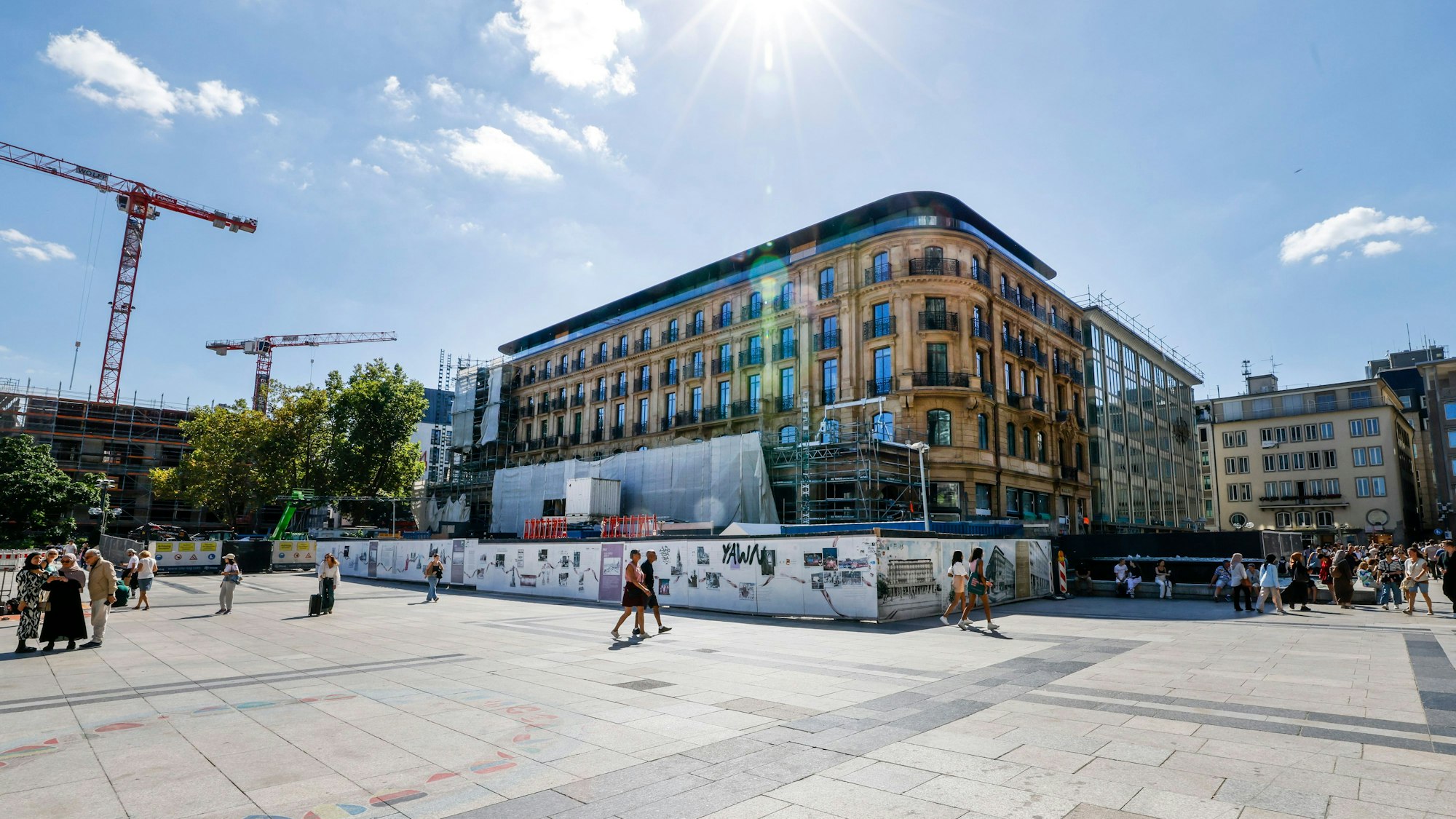 Die denkmalgeschützte Fassade des Dom-Hotels ist seit diesem Sommer wieder zu sehen. Die Eröffnung steht jedoch weiter aus.