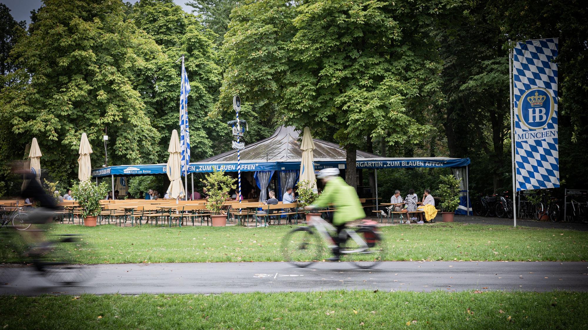 Weiß-Blau am Beueler Rheinufer: Im Blauen Affen bewirten Sinisa Slavicek und sein Team die Gäste.