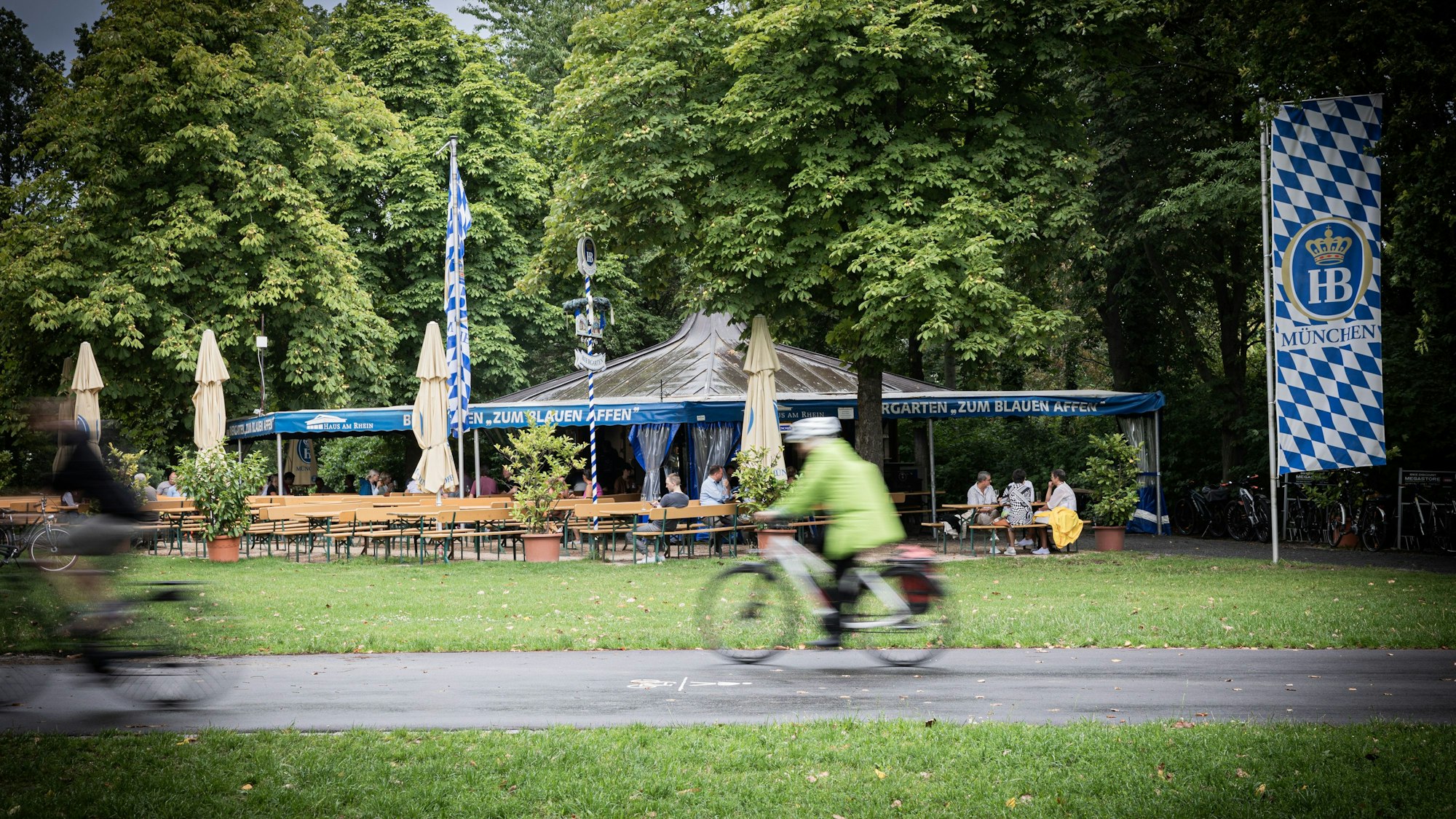 Weiß-Blau am Beueler Rheinufer: Im Blauen Affen bewirten Sinisa Slavicek und sein Team die Gäste.