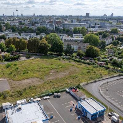17.08.2025, Köln: Die Brachfläche an der Widdersdorfer Straße 415 gehört der Handelshof Immobilien GmbH. Hier soll eine Sporthalle entstehen, die auch als Turnhalle für das Gymnasium Müngersdorf dienen soll. Letzteres ist über zwei Kilometer entfernt. Foto: Uwe Weiser