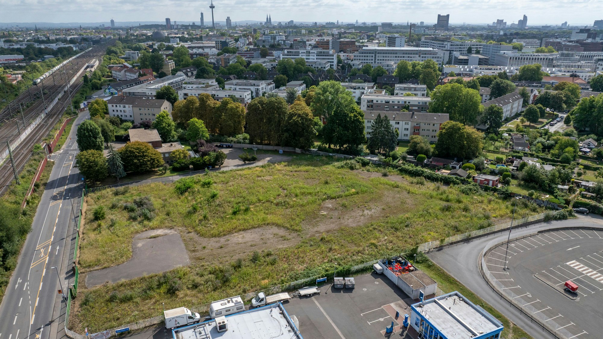 17.08.2025, Köln: Die Brachfläche an der Widdersdorfer Straße 415 gehört der Handelshof Immobilien GmbH. Hier soll eine Sporthalle entstehen, die auch als Turnhalle für das Gymnasium Müngersdorf dienen soll. Letzteres ist über zwei Kilometer entfernt. Foto: Uwe Weiser