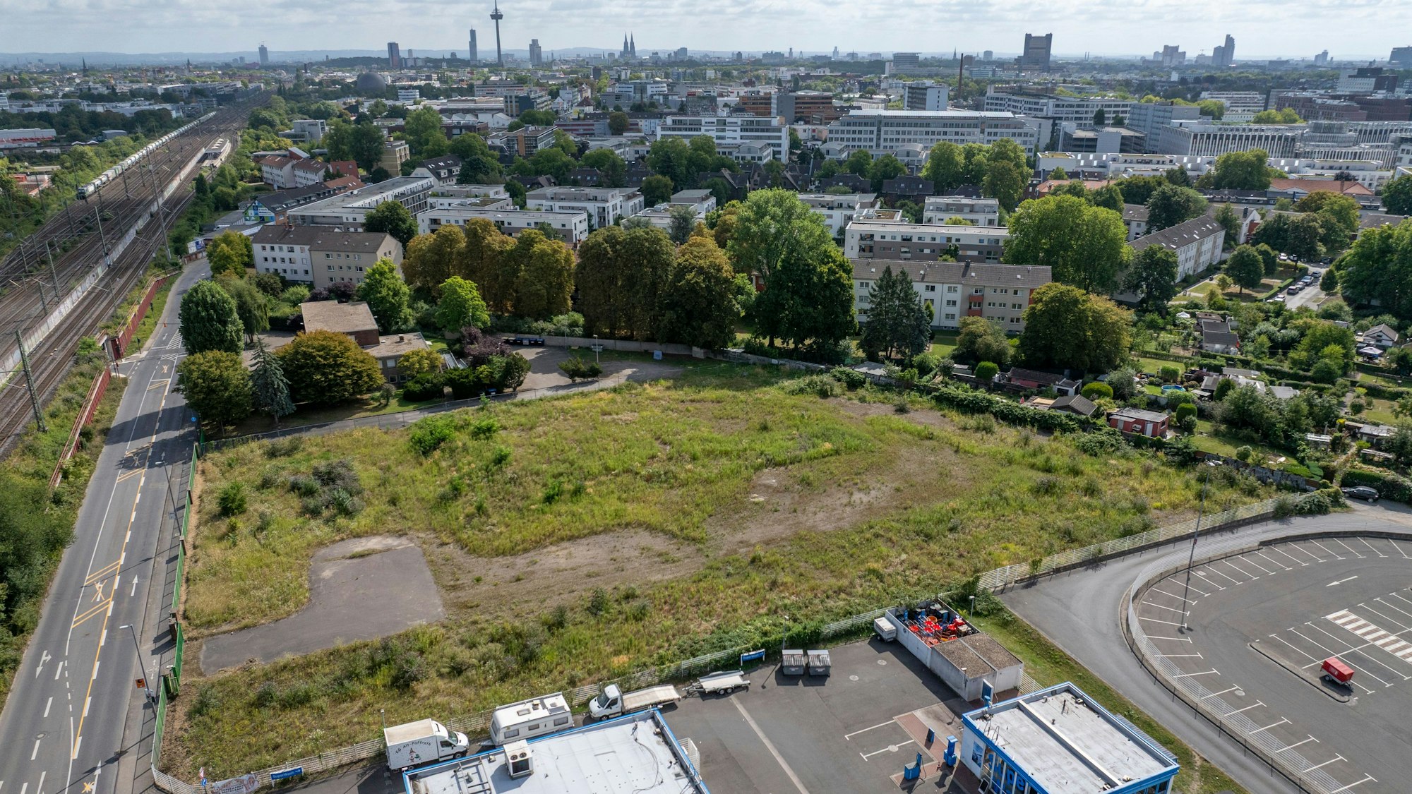 17.08.2025, Köln: Die Brachfläche an der Widdersdorfer Straße 415 gehört der Handelshof Immobilien GmbH. Hier soll eine Sporthalle entstehen, die auch als Turnhalle für das Gymnasium Müngersdorf dienen soll. Letzteres ist über zwei Kilometer entfernt. Foto: Uwe Weiser