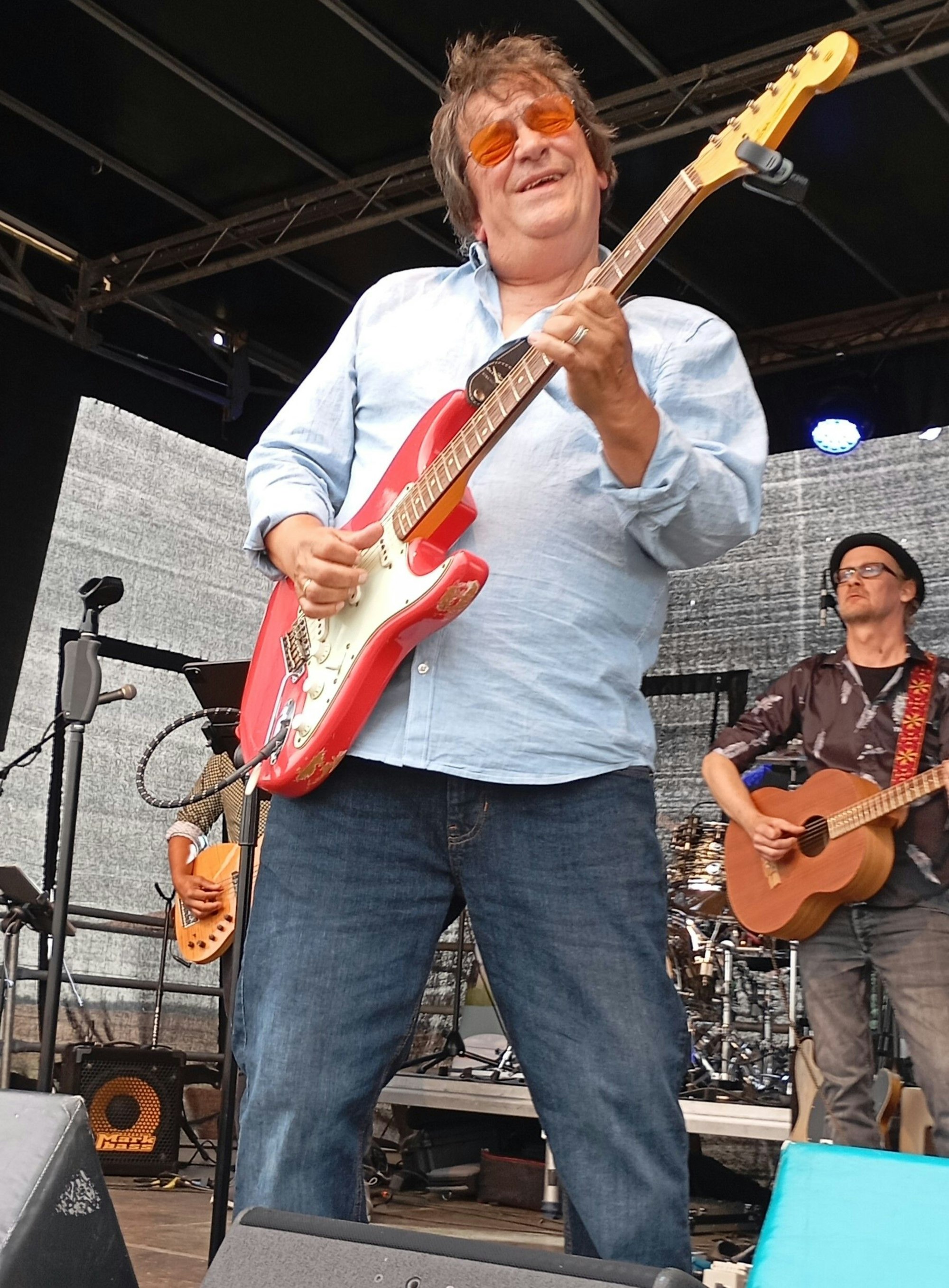 Das Foto zeigt einen Musiker an der E-Gitarre.