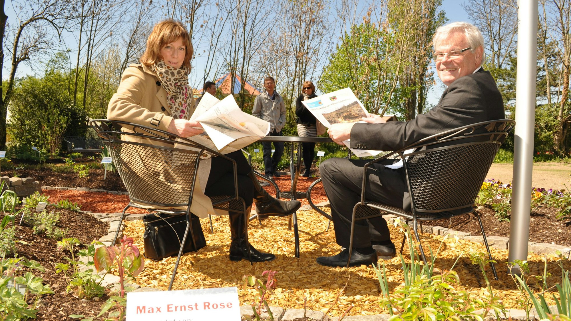 Zülpich Eröffnungstag Landesgartenschau 2014 Verleger Helmut Heinen mit Cordula von Wysocki (Chefredaktion) im Rundschaugarten