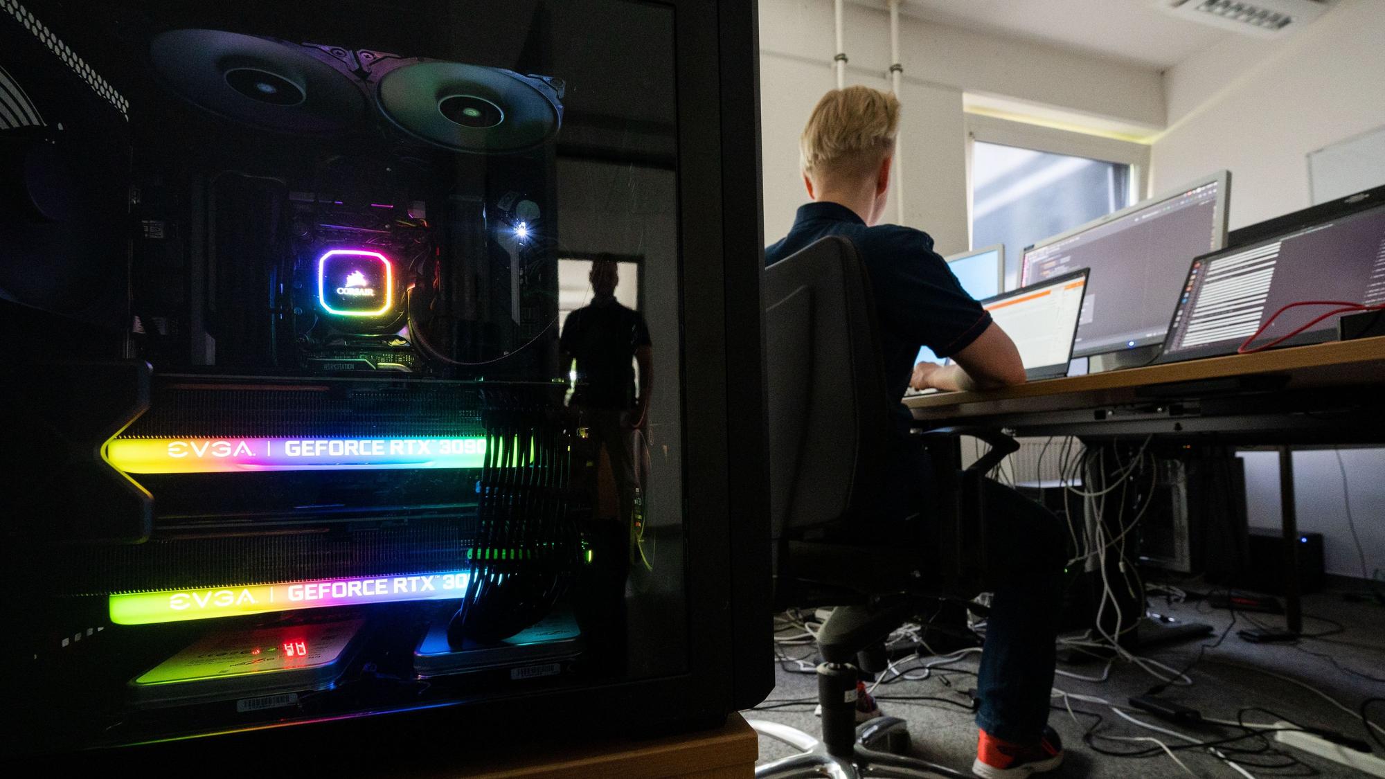 dpatopbilder - 23.06.2021, Niedersachsen, Hannover: Eine KI-Wissenschaftlerin des Landeskriminalamt Niedersachsen arbeitet an Computerbildschirmen und programmiert Lösungen mit Künstlicher Intelligenz zum Auffinden von zum Beispiel kinderpornografischen Inhalten im Internet.