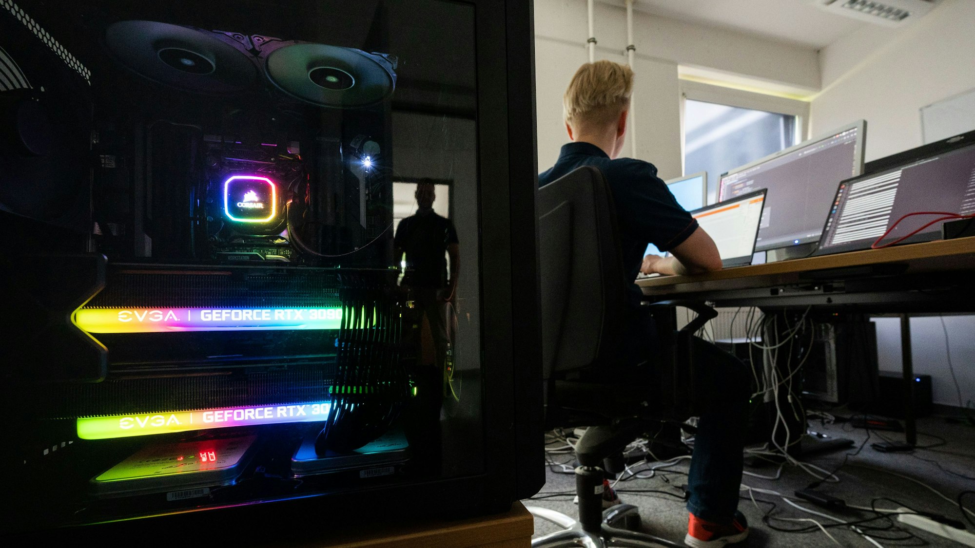 dpatopbilder - 23.06.2021, Niedersachsen, Hannover: Eine KI-Wissenschaftlerin des Landeskriminalamt Niedersachsen arbeitet an Computerbildschirmen und programmiert Lösungen mit Künstlicher Intelligenz zum Auffinden von zum Beispiel kinderpornografischen Inhalten im Internet.