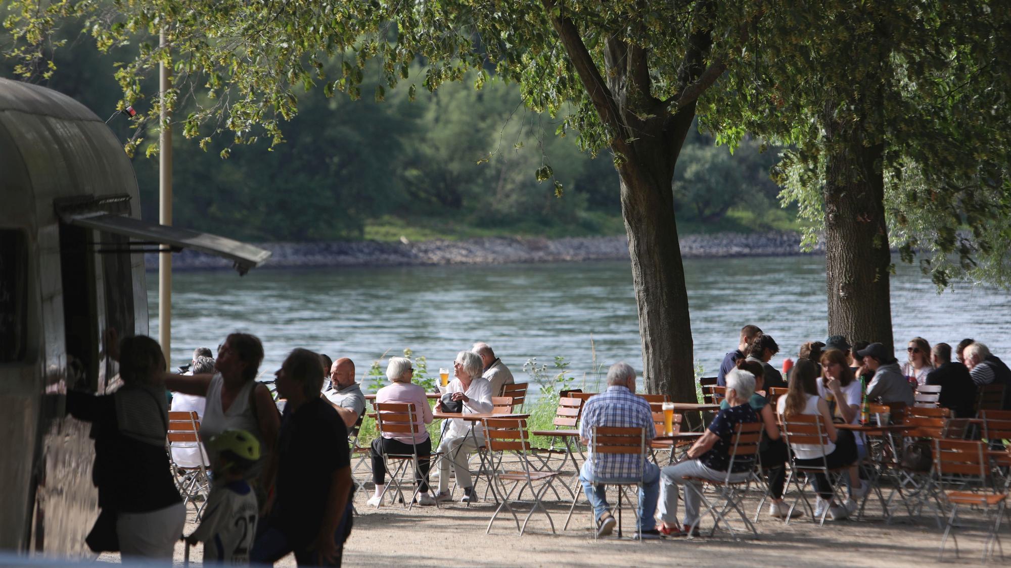 Am Foodtruck kann man sich auf der Insel Grafenwerth mit mediterranen Speisen versorgen.