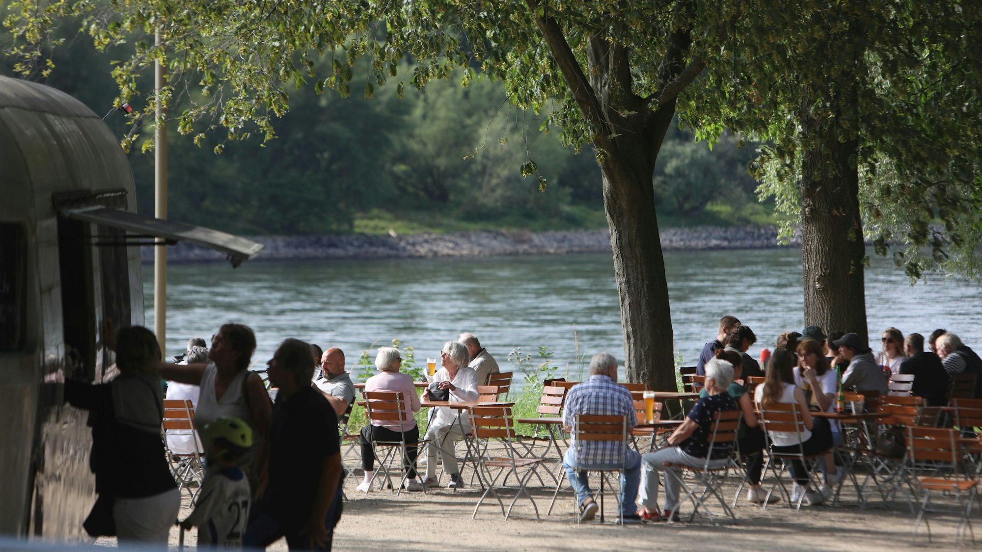 Am Foodtruck kann man sich auf der Insel Grafenwerth mit mediterranen Speisen versorgen.