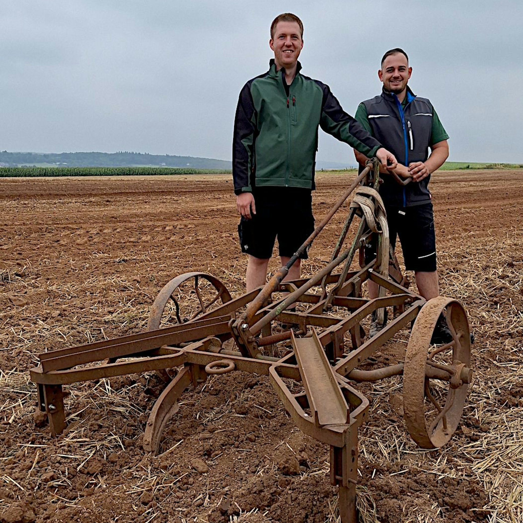 Niklas Schwarz (l.) und Markus Schröder stehen hinter dem alten Grubber.