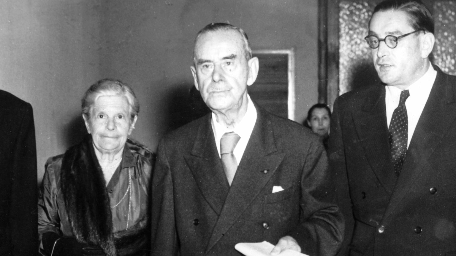 Der Schriftsteller Thomas Mann (M) mit seiner Ehefrau Katja und Professor Dr. Emmerich, Leiter des Ferienkurses der Universität Köln, kurz vor Betreten des Hörsaales am 24.8.1954 in der Kölner Universität.