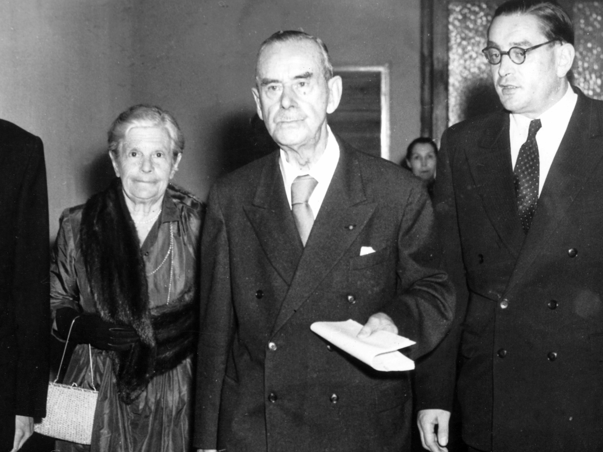 Der Schriftsteller Thomas Mann (M) mit seiner Ehefrau Katja und Professor Dr. Emmerich, Leiter des Ferienkurses der Universität Köln, kurz vor Betreten des Hörsaales am 24.8.1954 in der Kölner Universität.