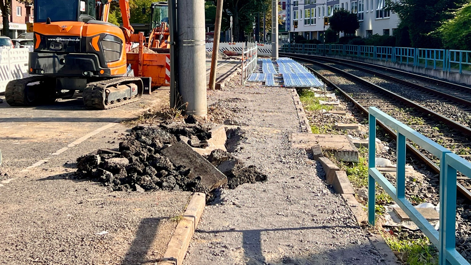 Am Parkplatz an der Mühlenstraße in Porz-Mitte haben die KVB mit dem Bau eines Ersatzbahnsteigs begonnen.