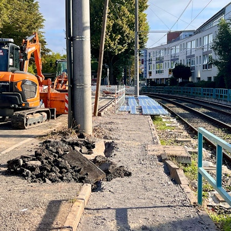 Am Parkplatz an der Mühlenstraße in Porz-Mitte haben die KVB mit dem Bau eines Ersatzbahnsteigs begonnen.