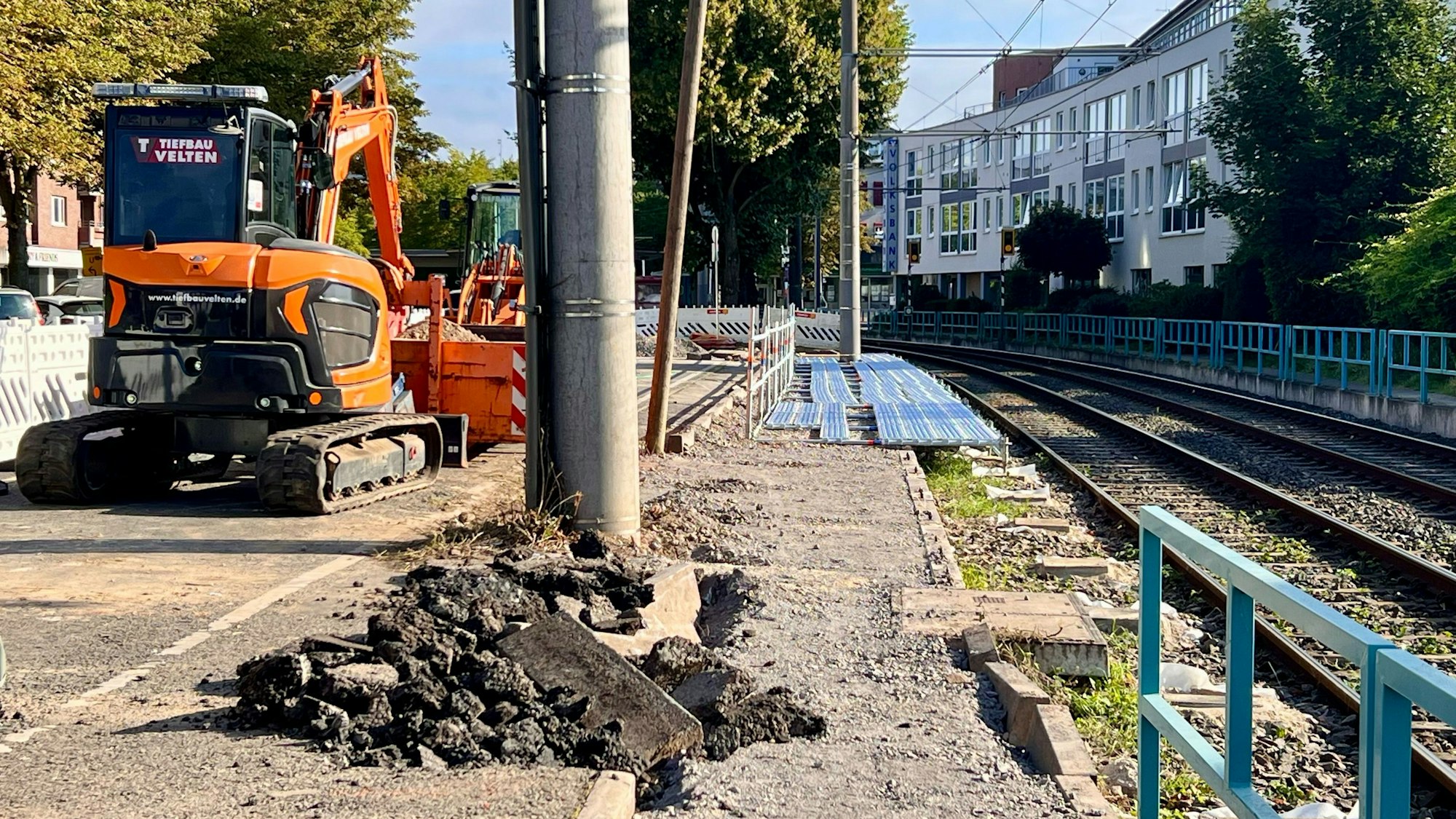 Am Parkplatz an der Mühlenstraße in Porz-Mitte haben die KVB mit dem Bau eines Ersatzbahnsteigs begonnen.