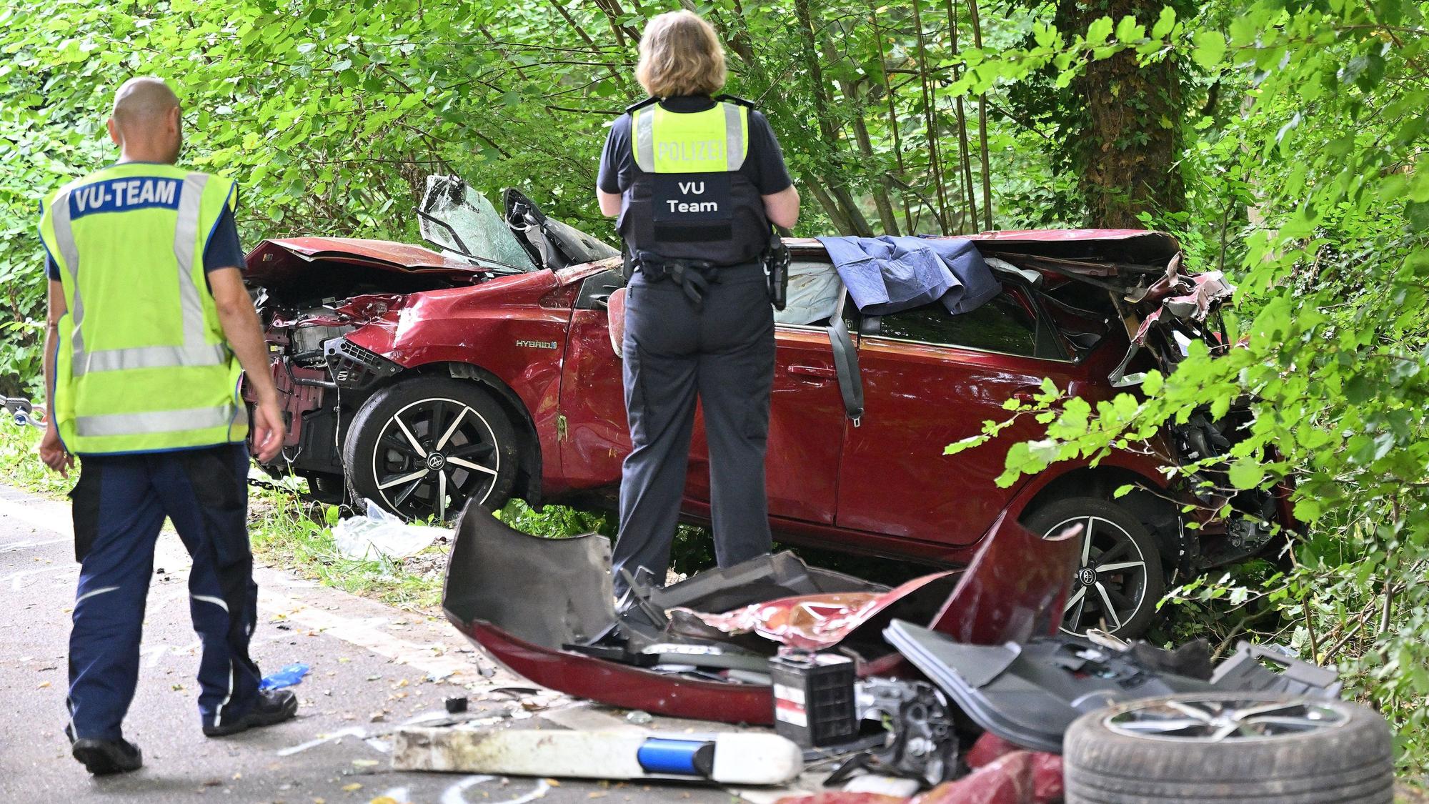 Ein Autowrack steht in einer Böschung an der Dürschtalstraße bei Kürten-Dürscheid.