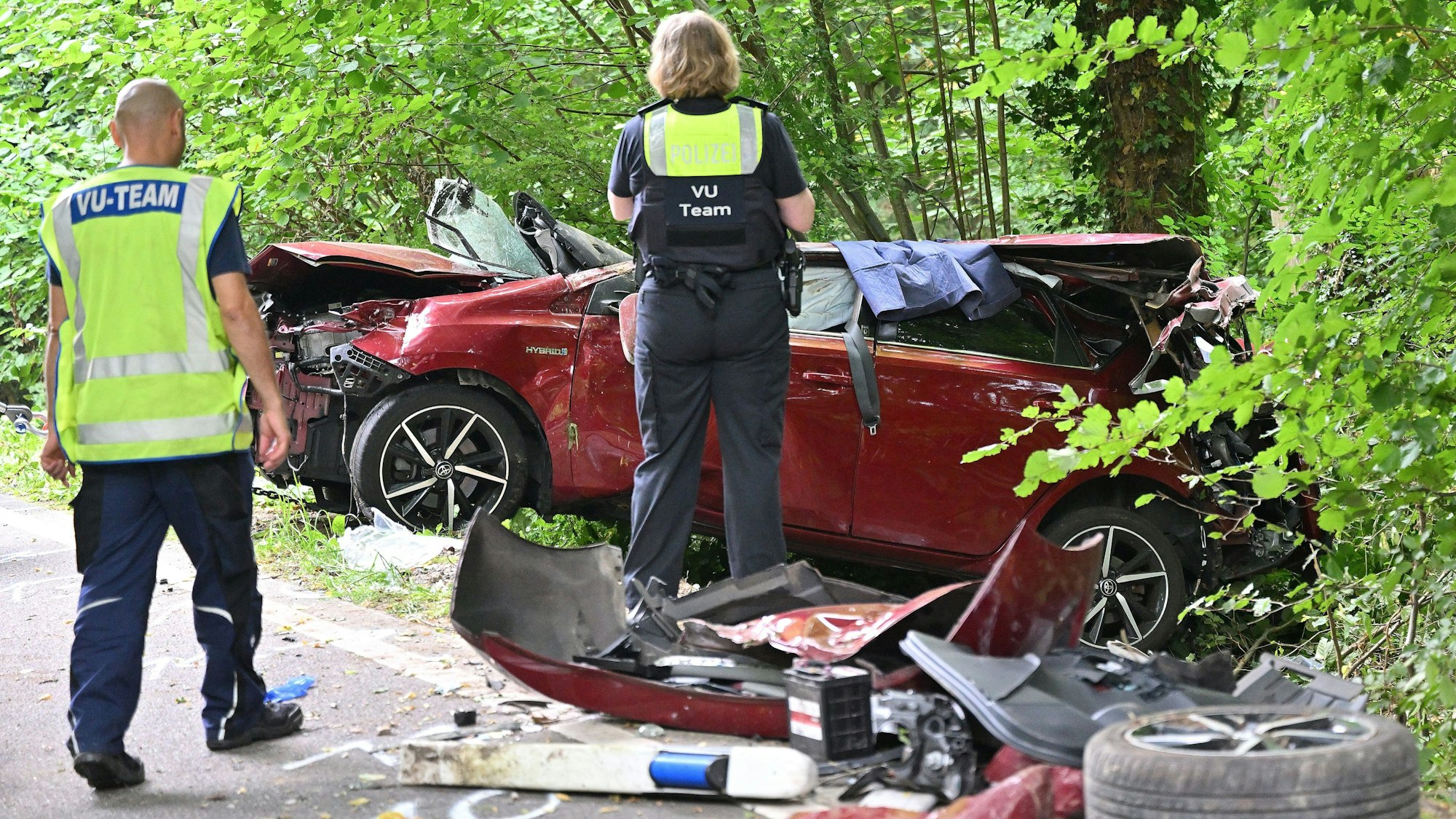 Ein Autowrack steht in einer Böschung an der Dürschtalstraße bei Kürten-Dürscheid.