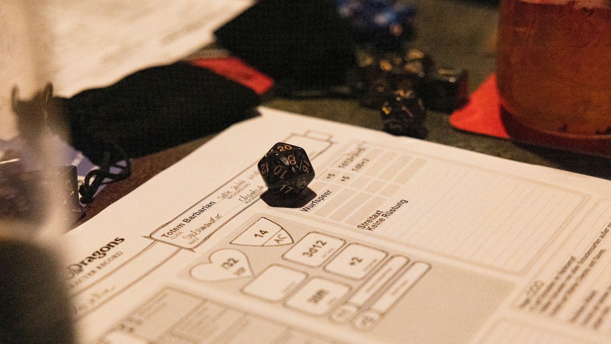 Der 20-seitige Würfel bestimmt über das Schicksal der Charaktere.