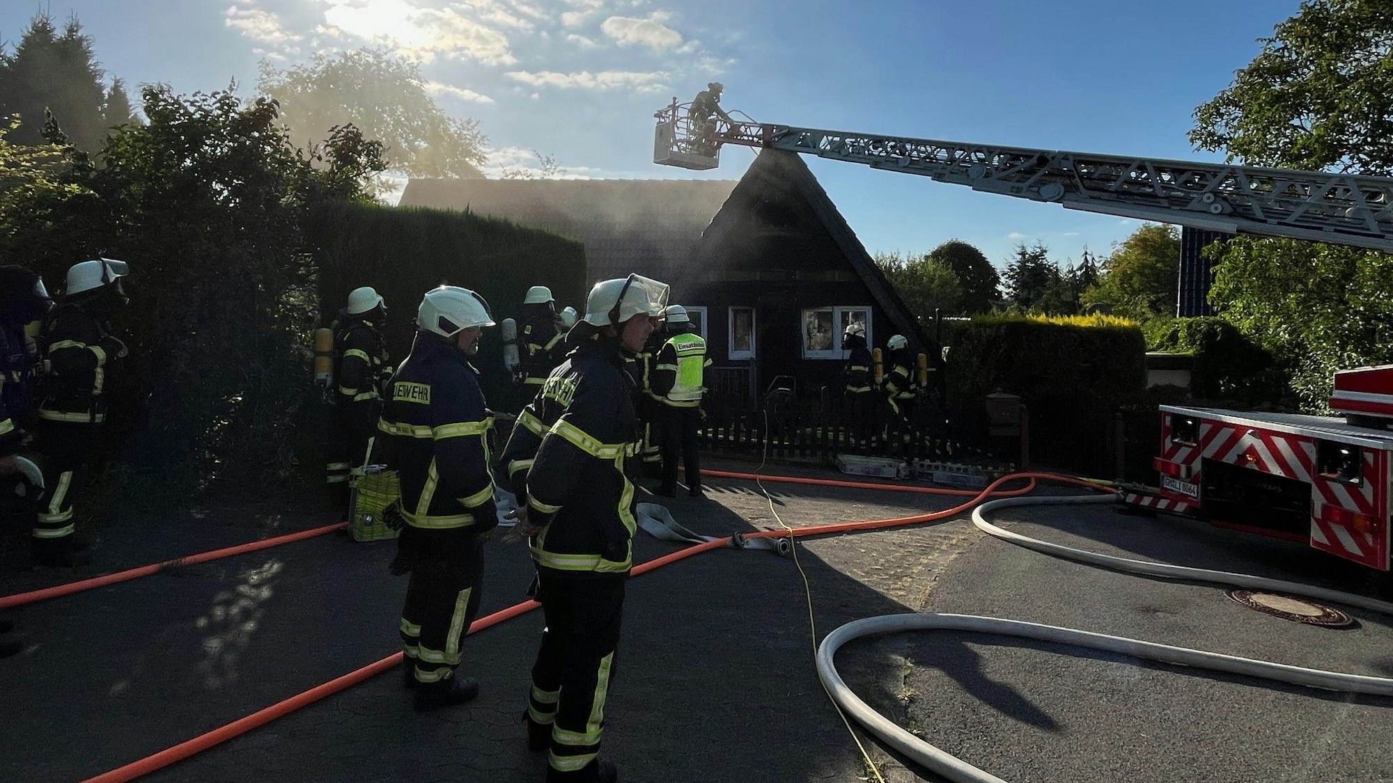 Am Rapunzelweg in Lindlar brannte am Montagabend ein sogenanntes Nurdachaus, das früher zu einer Siedlung von reinen Wochenend- und Ferienhäusern gehörte. Alle Gebäude sind aus Holz gebaut – eine Herausforderung für die Feuerwehr.