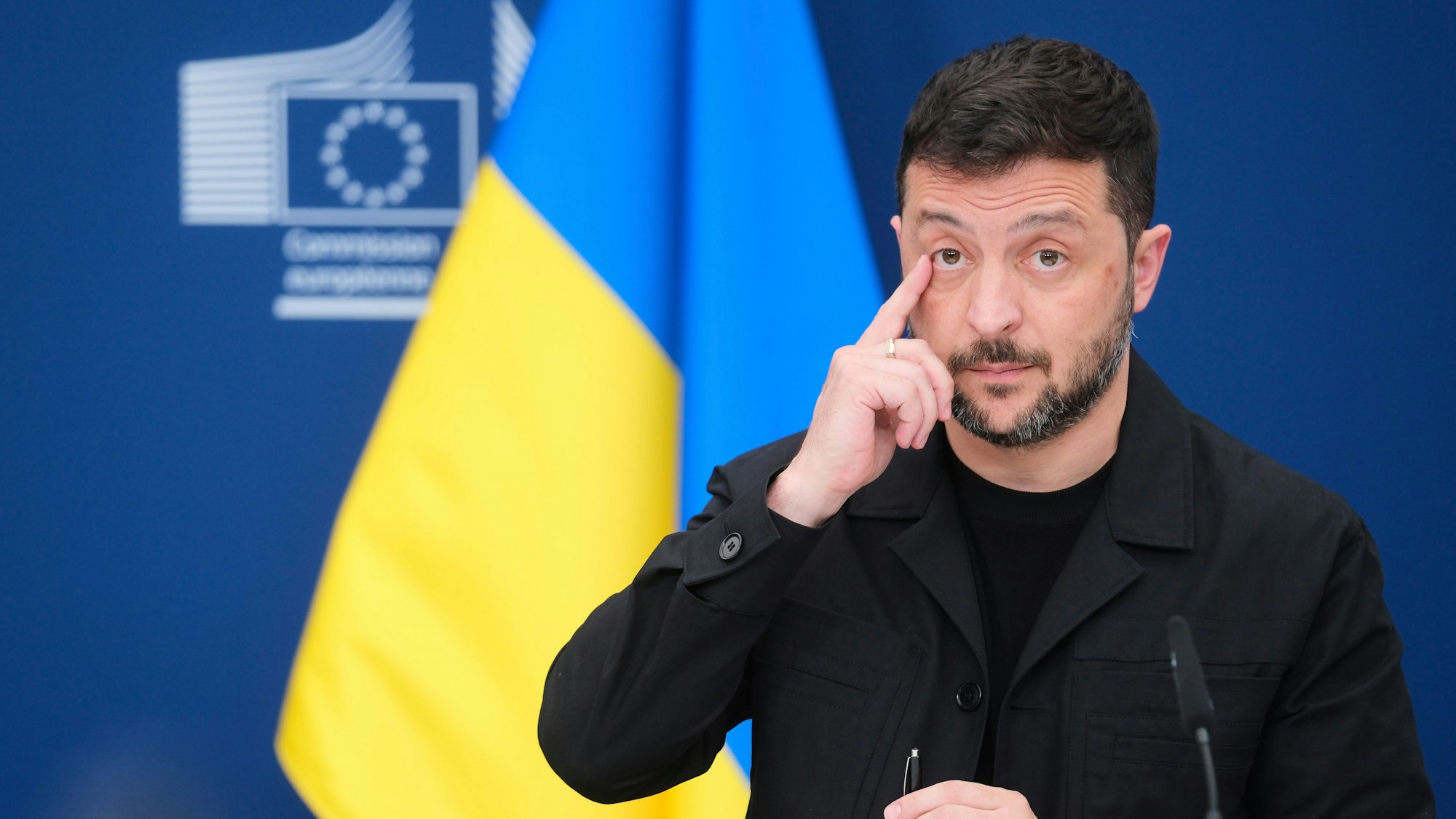 Wolodymyr Selenskyj während einer Pressekonferenz im EU-Hauptquartier in Brüssel. Das Treffen findet einen Tag vor den Gesprächen statt, die Selenskyj mit US-Präsident Trump in Washington führen wird.