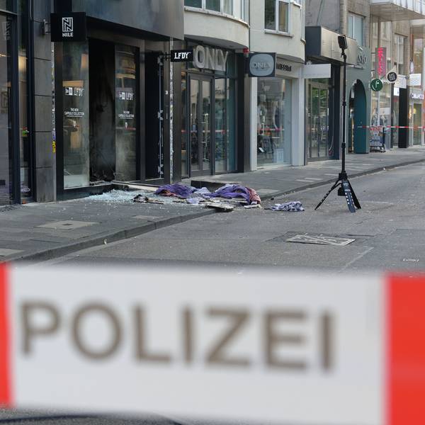 ARCHIV - 18.09.2024, Nordrhein-Westfalen, Köln: Scherben und Kleidungstücke liegen vor einem Geschäft in der Ehrenstraße in Köln.