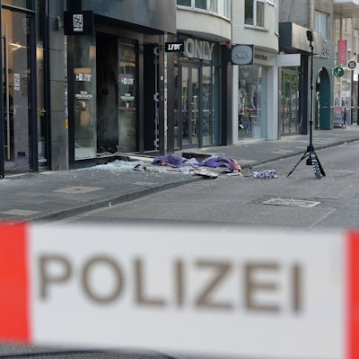 ARCHIV - 18.09.2024, Nordrhein-Westfalen, Köln: Scherben und Kleidungstücke liegen vor einem Geschäft in der Ehrenstraße in Köln.