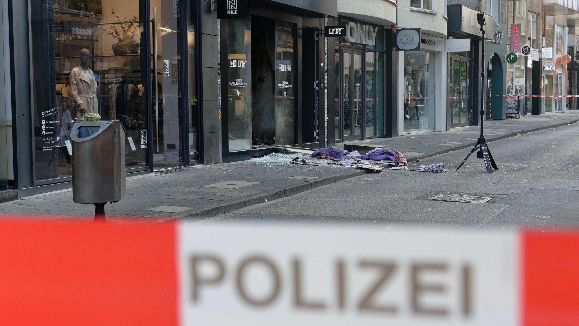 ARCHIV - 18.09.2024, Nordrhein-Westfalen, Köln: Scherben und Kleidungstücke liegen vor einem Geschäft in der Ehrenstraße in Köln.