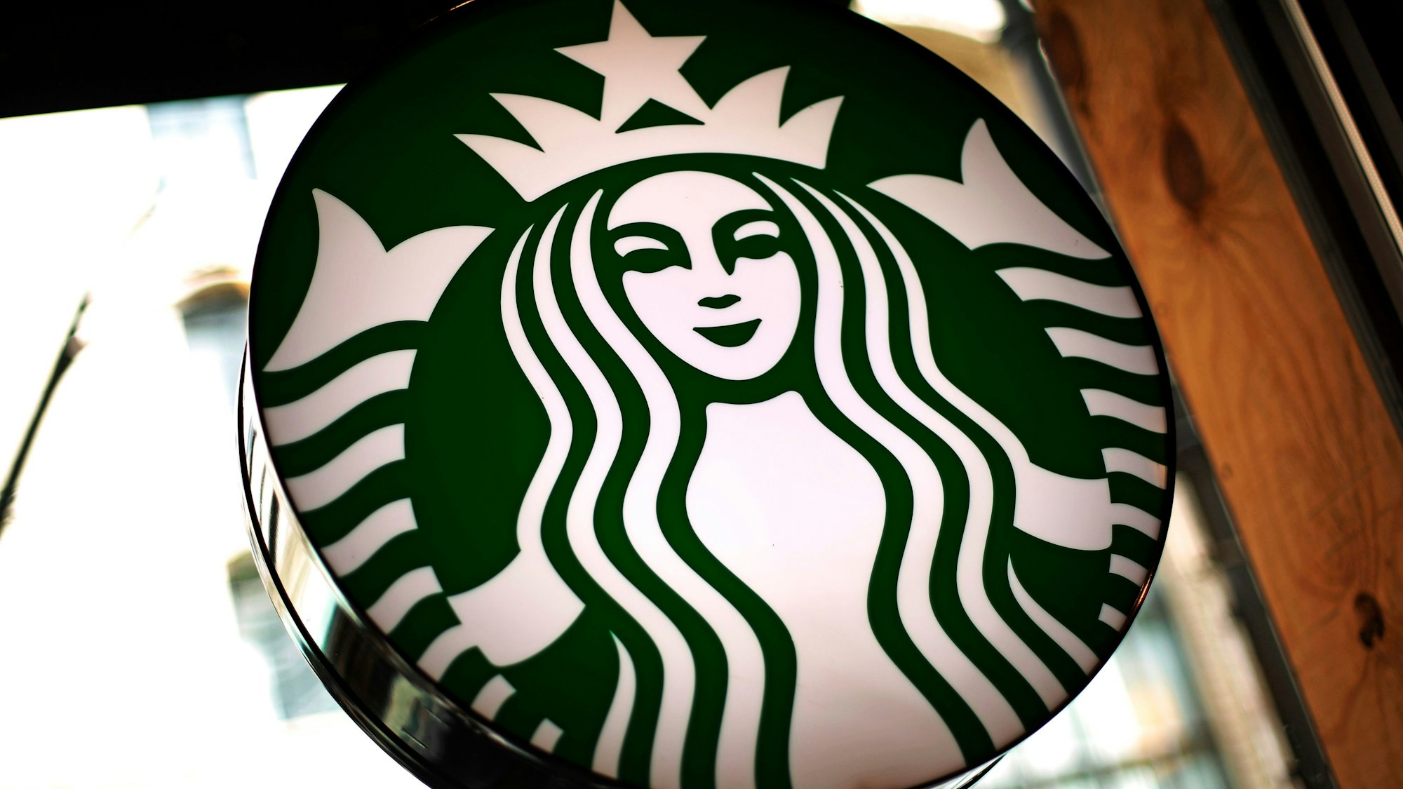 In Köln gibt es bereits mehrere Starbucks-Standorte – unter anderem am Hauptbahnhof und am Neumarkt.