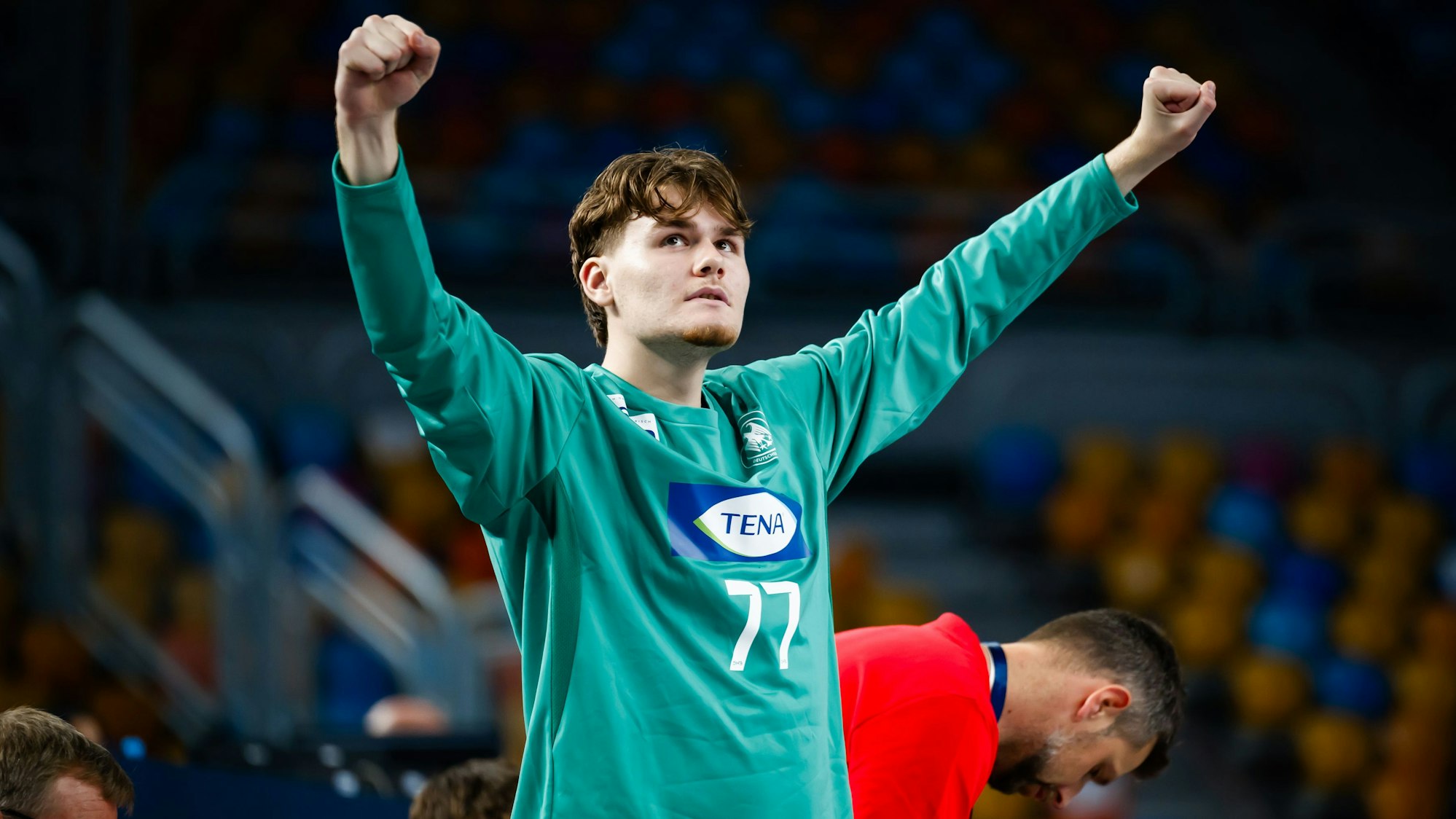 Anel Durmic reckt die Arme zum Jubel in die Höhe.