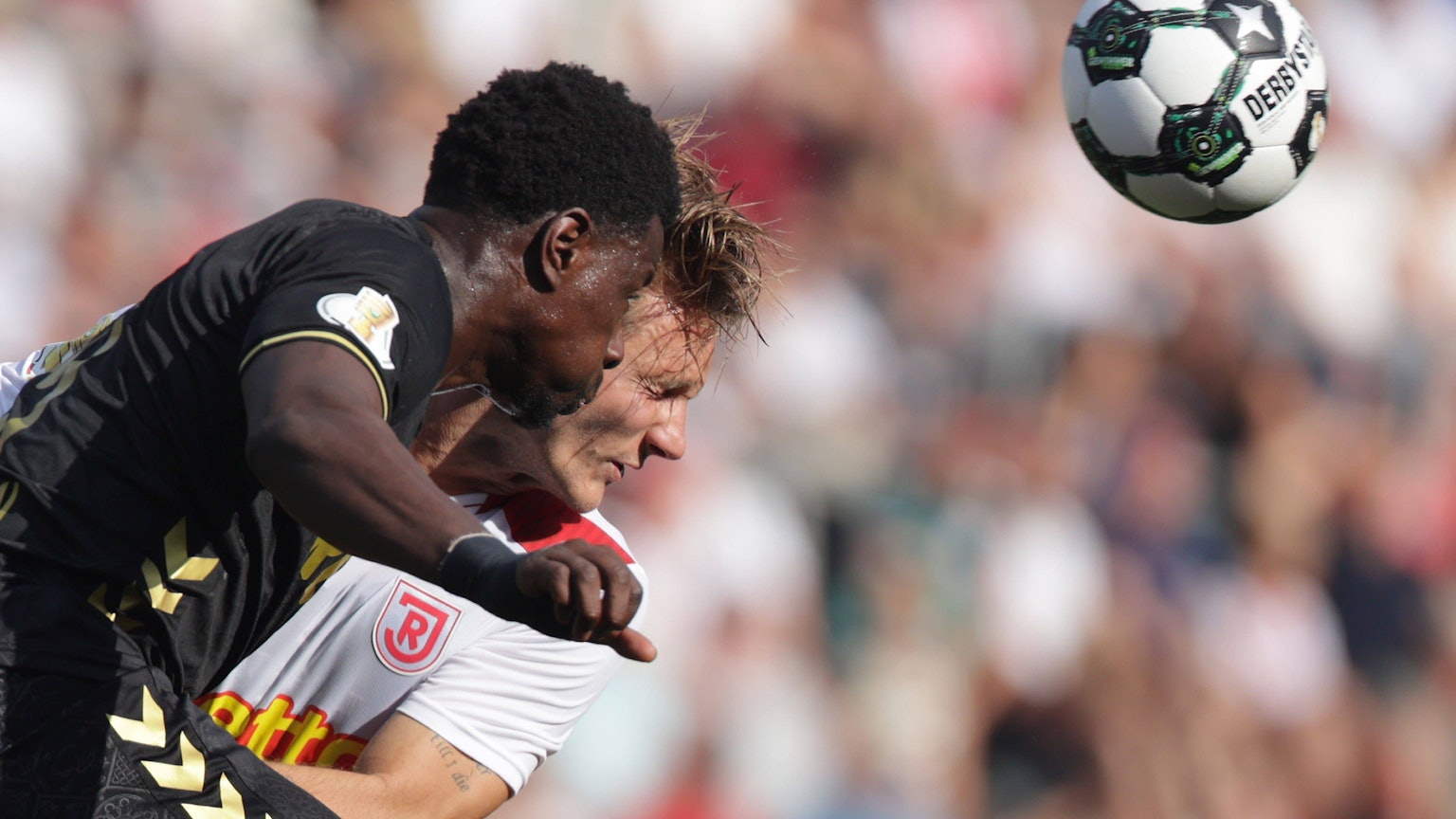 Mit dem Kopf vorne: FC-Stürmer Ragnar Ache (vorne) bereitete in Regensburg beide Tore des Bundesligisten vor.