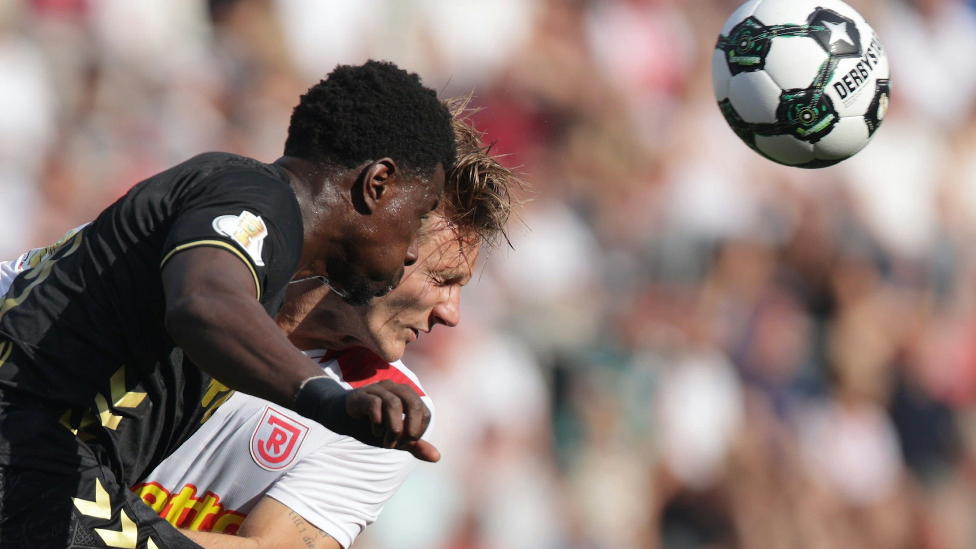 Mit dem Kopf vorne: FC-Stürmer Ragnar Ache (vorne) bereitete in Regensburg beide Tore des Bundesligisten vor.