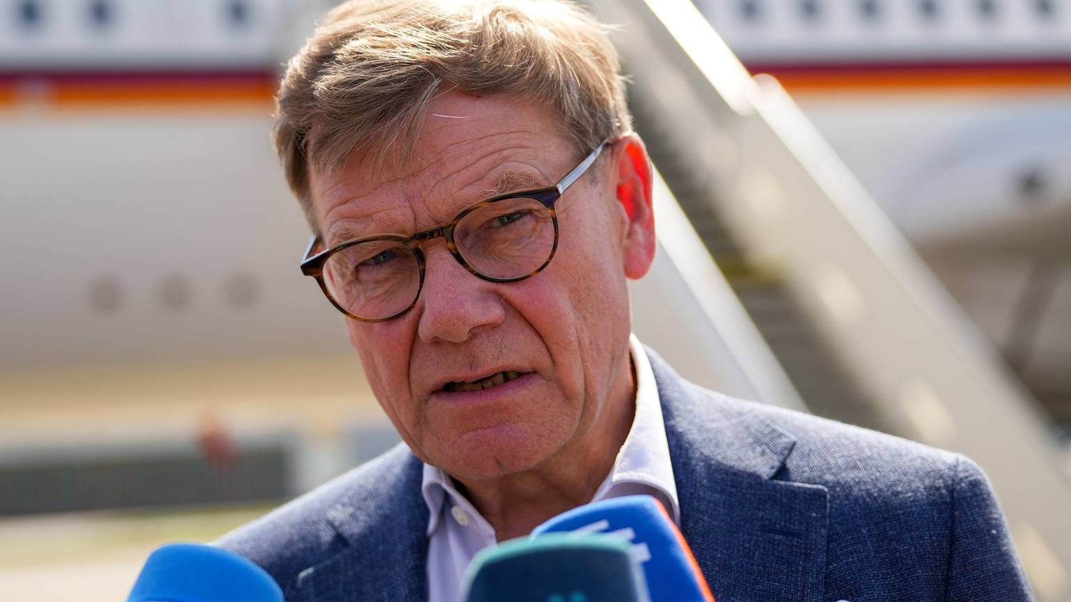 Vor dem Gespräch des ukrainischen Präsidenten Wolodymyr Selenskyj mit US-Präsident Donald Trump äußerte sich Außenminister Johann Wadephul im Podcast «Table.Today» skeptisch zu einer Entsendung deutscher Soldaten in die Ukraine.